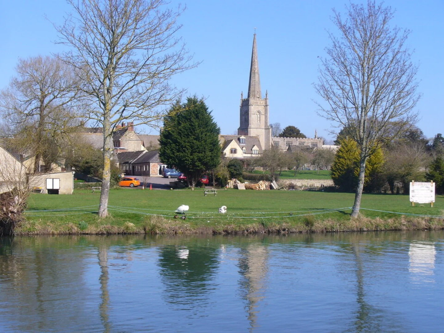 An image depicting the trail Lechlade River Circular Walk and its surrounding area.