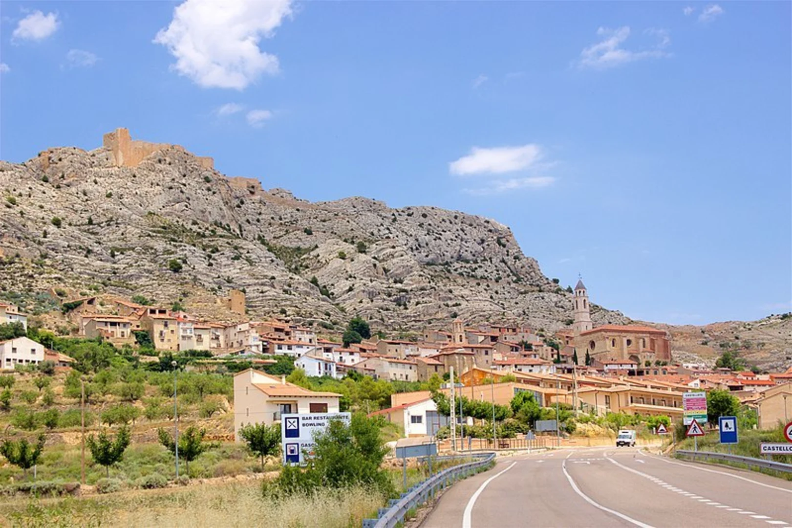 An image depicting the trail Return to the Watchtower and Castle of Castellote PR TE 053b and its surrounding area.