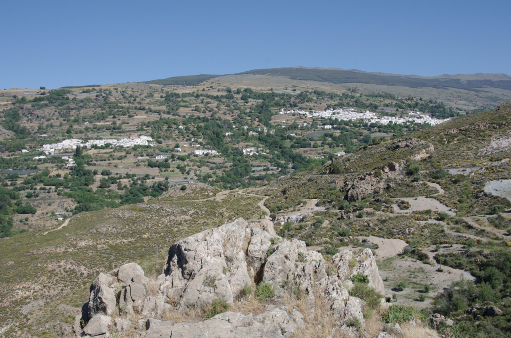 An image depicting the trail Río Grande Bérchules PR A 28 and its surrounding area.