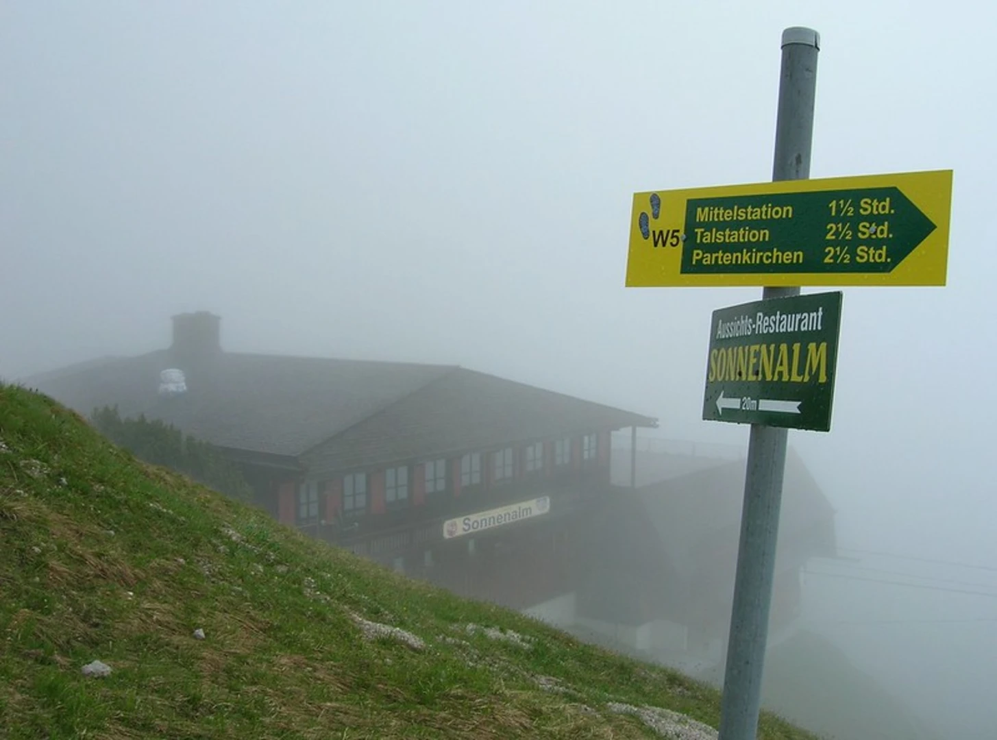 An image depicting the trail Bachschmied Kaser to Muehl Winkl via Hochfellnweg and its surrounding area.