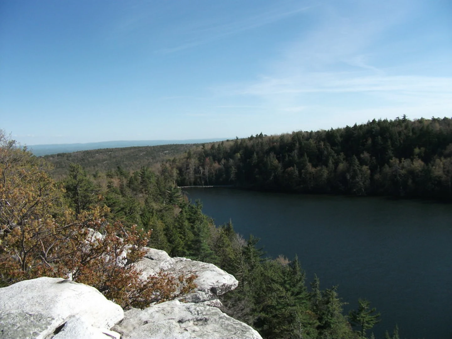 An image depicting the trail Lake Minnewaska Loop and its surrounding area.