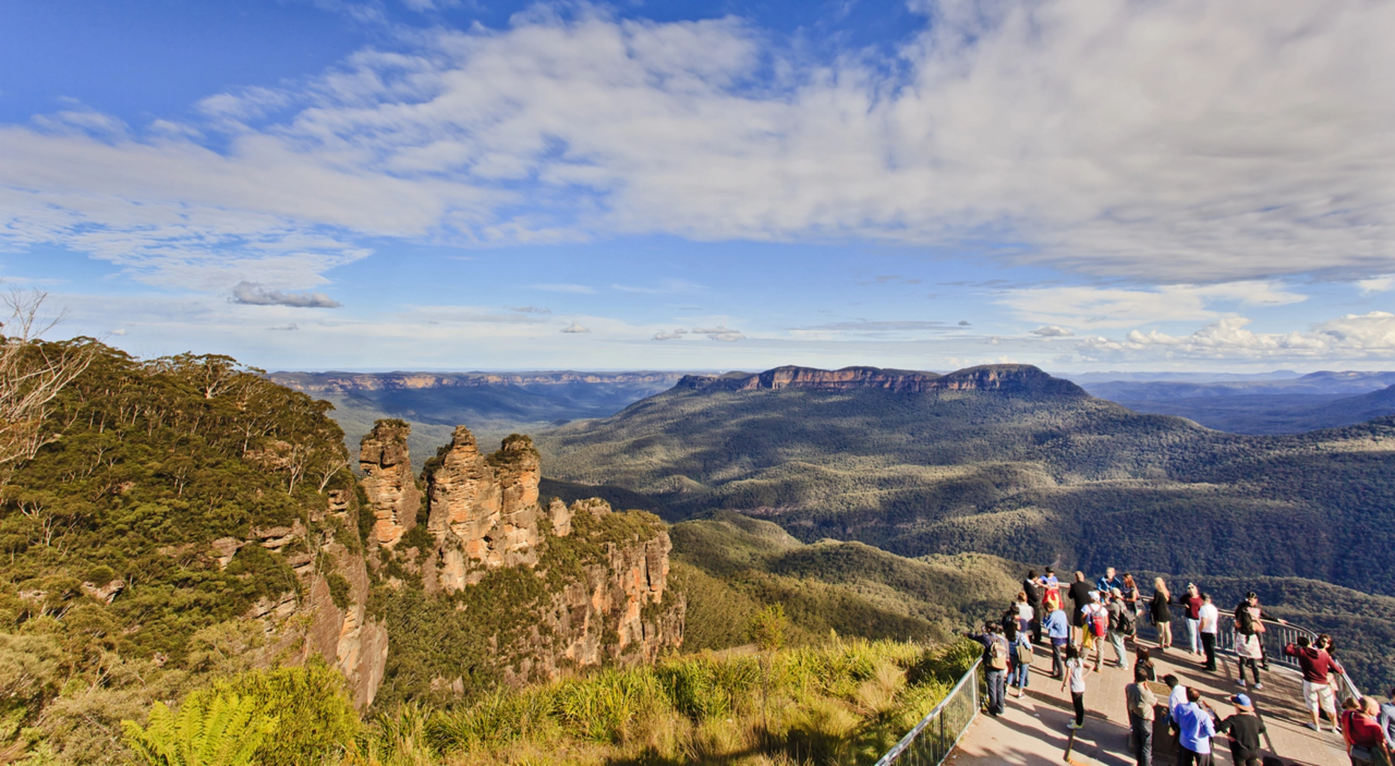 An image depicting the trail Echo Point to Scenic World via Giant Stairway Track and its surrounding area.