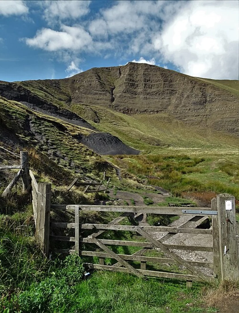 An image depicting the trail Mam Tor and Blue John Cavern Loop and its surrounding area.