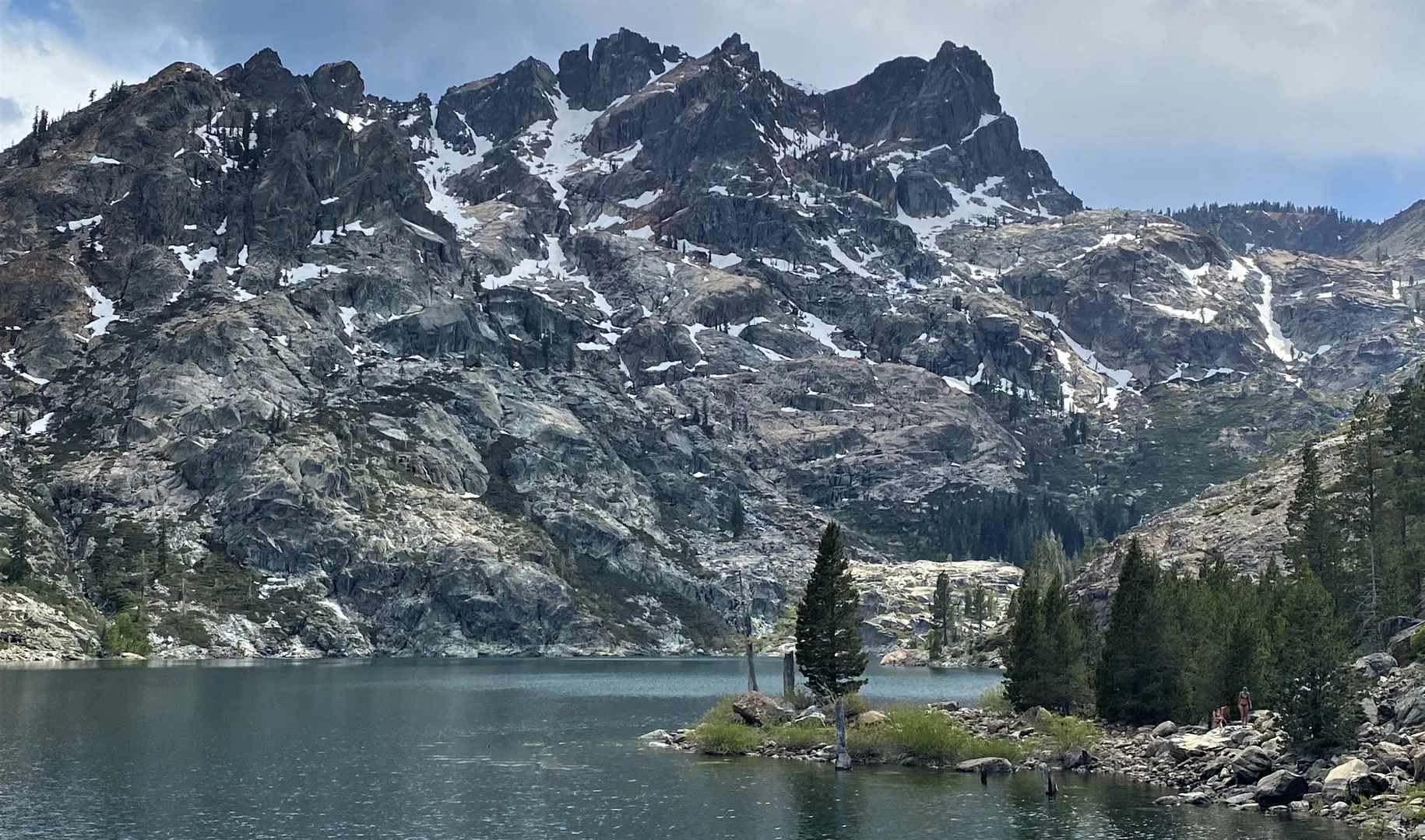 An image depicting the trail Upper Sardine Lake and its surrounding area.