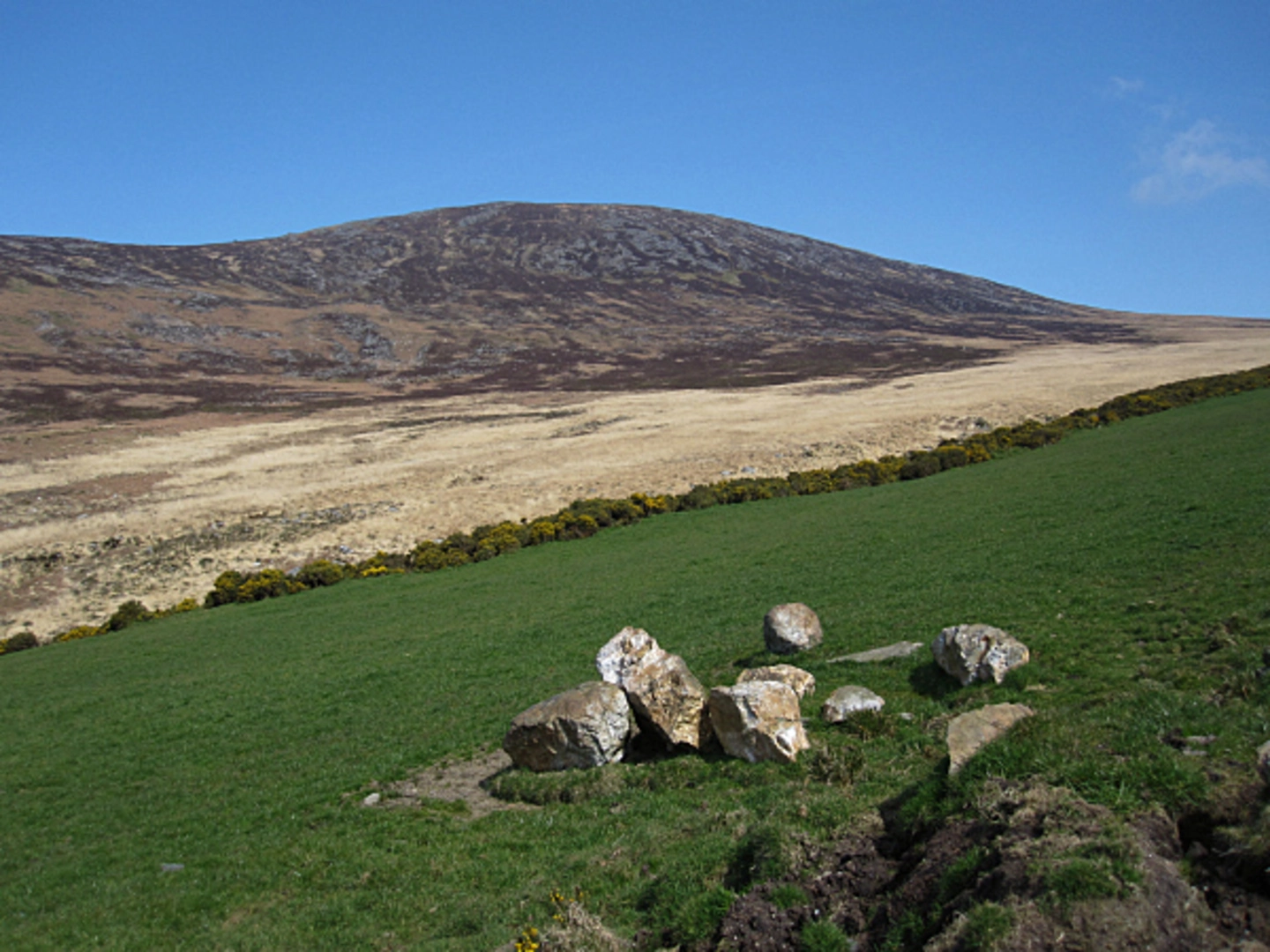 An image depicting the trail Blackstairs Mountain from West and its surrounding area.
