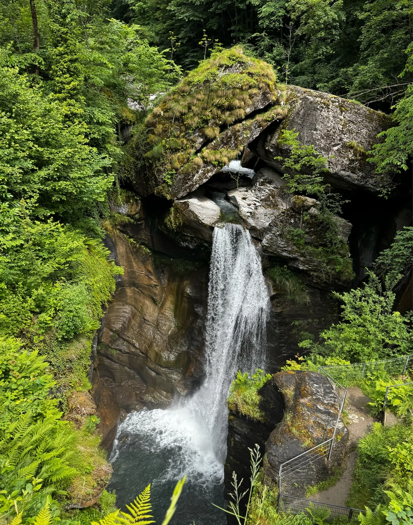 An image depicting the trail Croce di Esigo - Pontigioli da Baceno (parcheggio della Prea) and its surrounding area.