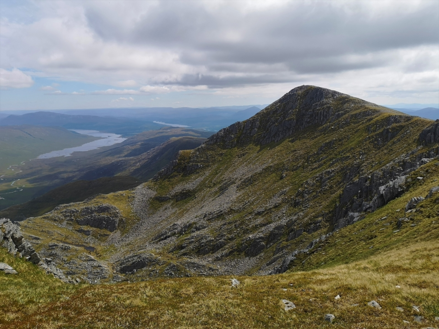 An image depicting the trail Sgùrr a' Mhaoraich and its surrounding area.