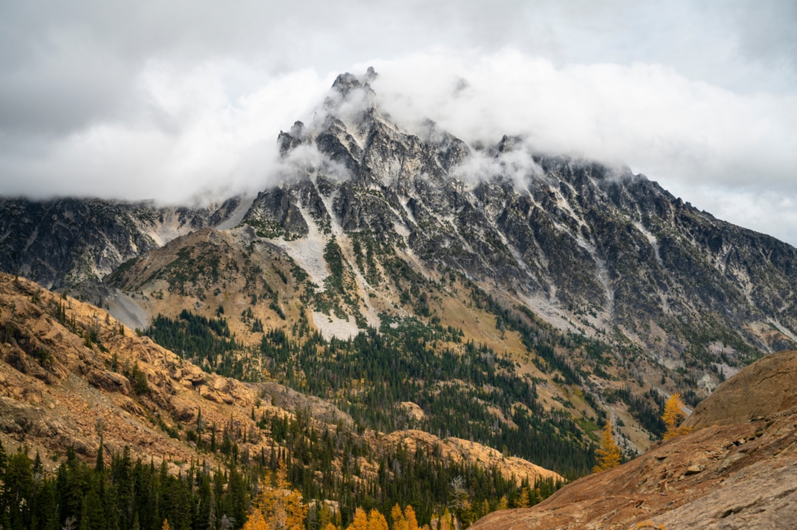 An image depicting the trail South Esmerelda Peak via Boulder De Roux Trail and its surrounding area.