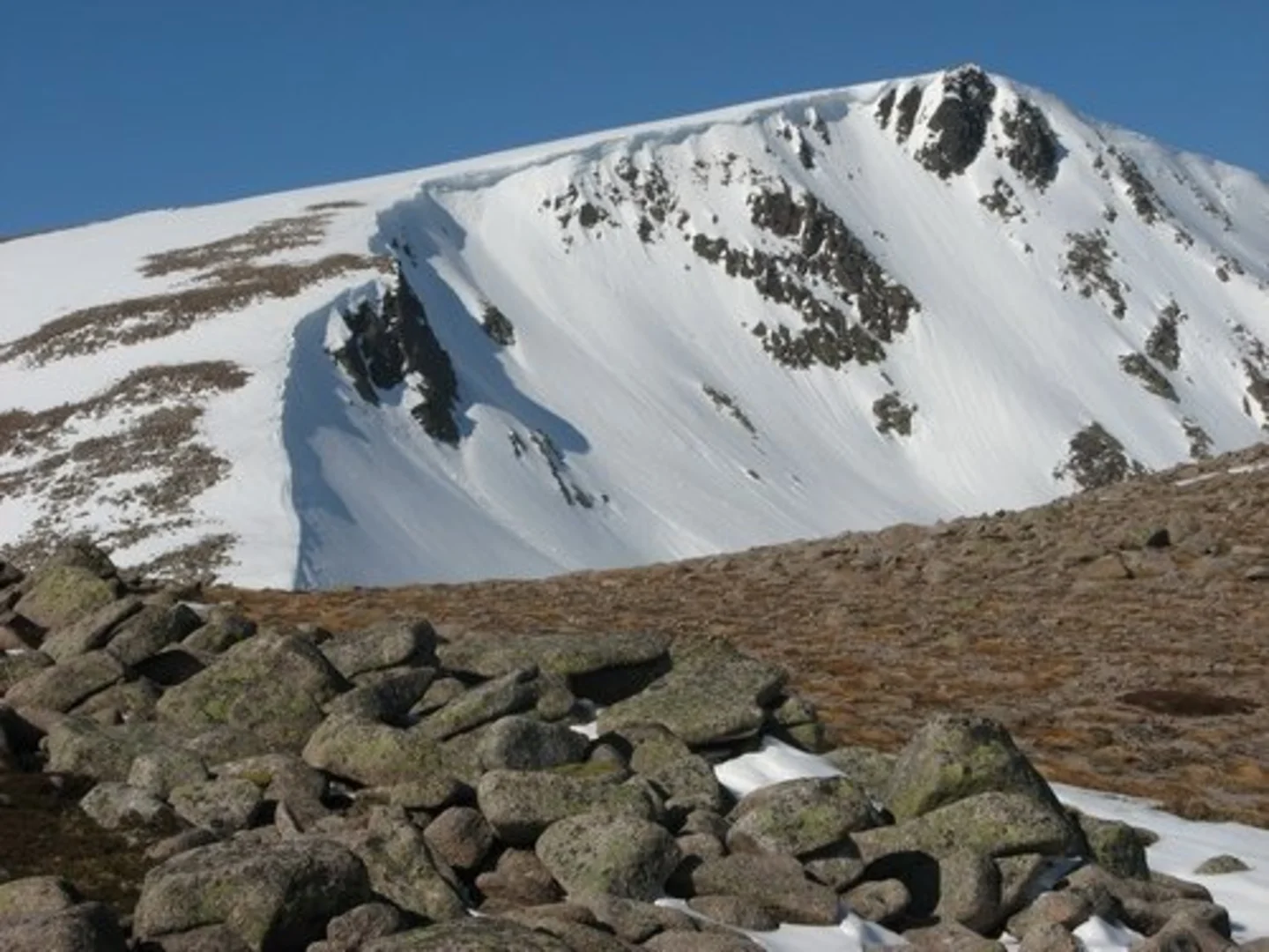 An image depicting the trail Sron Riach from Derry Lodge and its surrounding area.