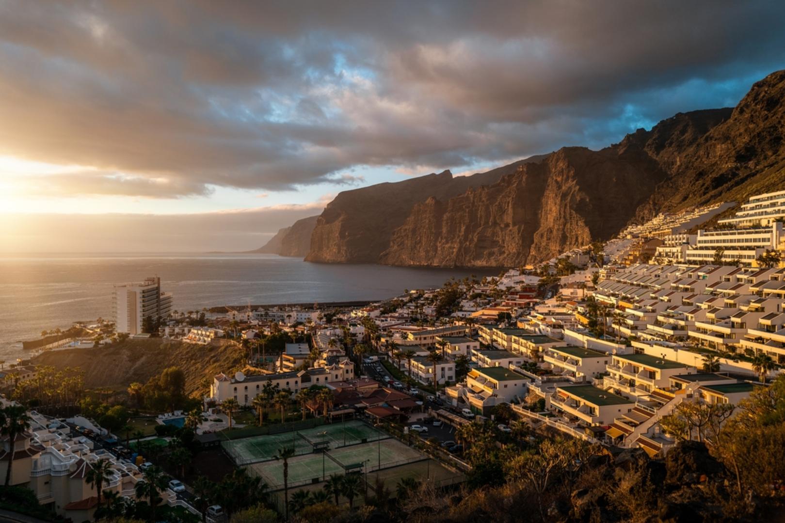 An image depicting the trail Santiago del Teide - Puerto de Santiago PR TF 65 and its surrounding area.