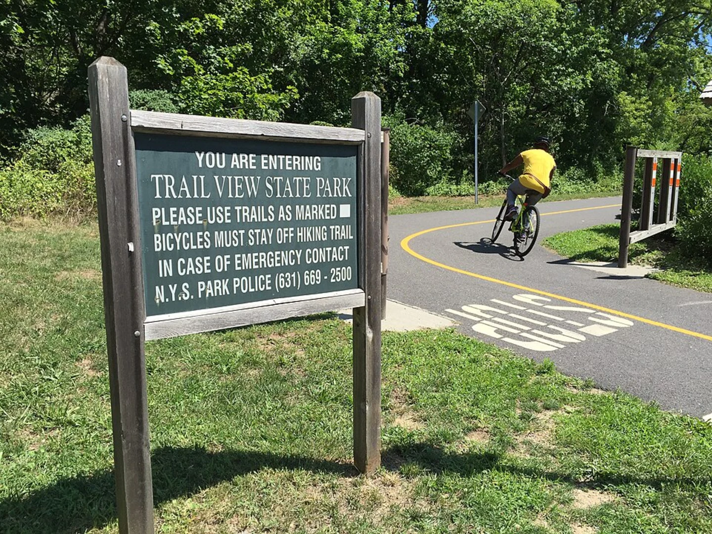 An image depicting the trail Stillwell Woods Park Loop and its surrounding area.