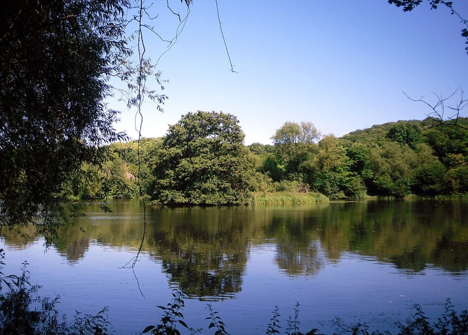 An image depicting the trail Grand Union Canal and Park Wood via Hillingdon Trail and its surrounding area.