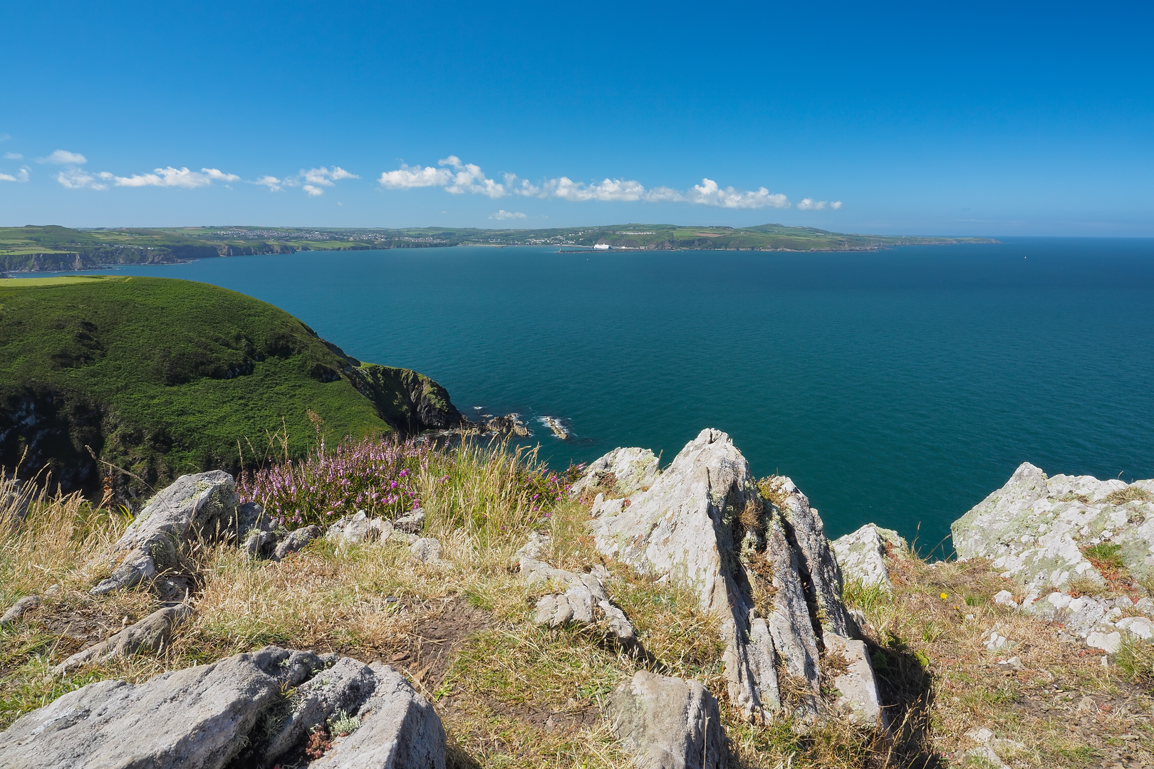 An image depicting the trail Dinas Island Walk and its surrounding area.