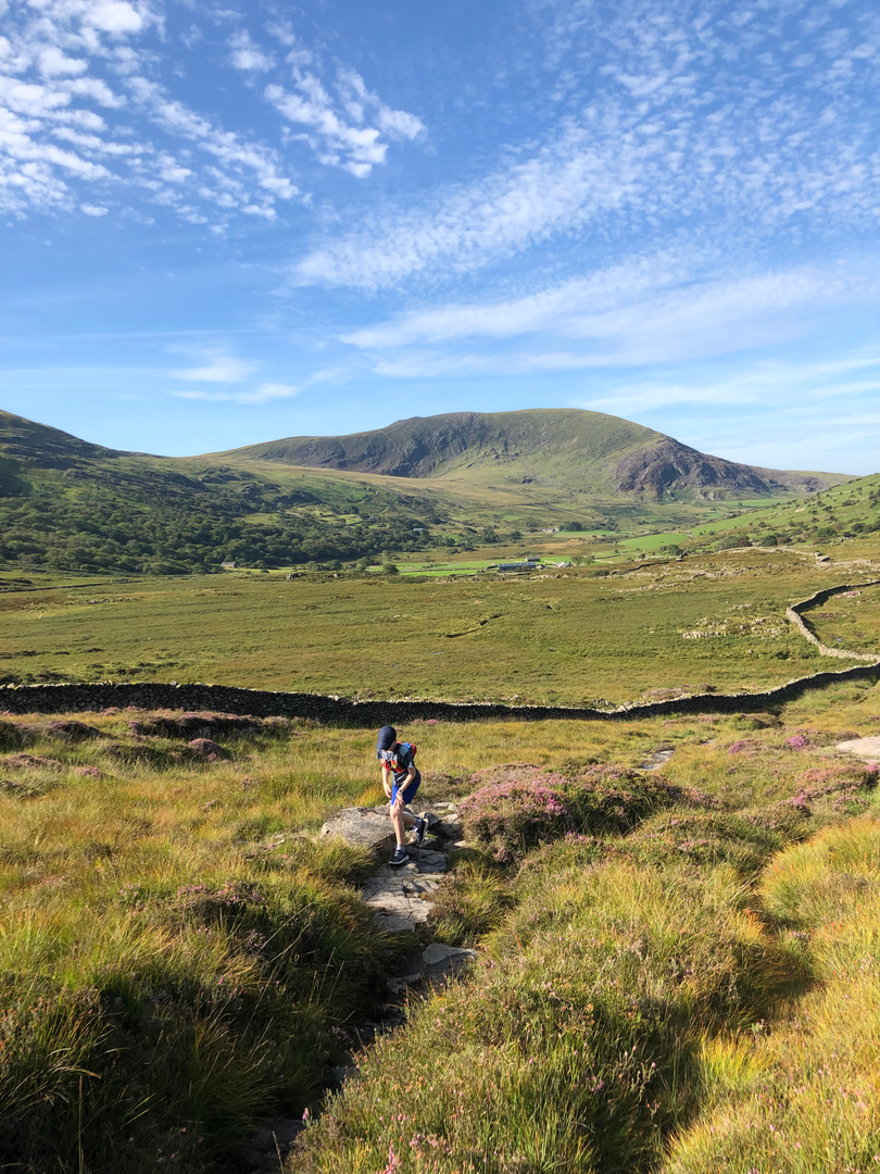 An image depicting the trail Bwlch Drws-Ardudwy from Cwm Nantcol and its surrounding area.