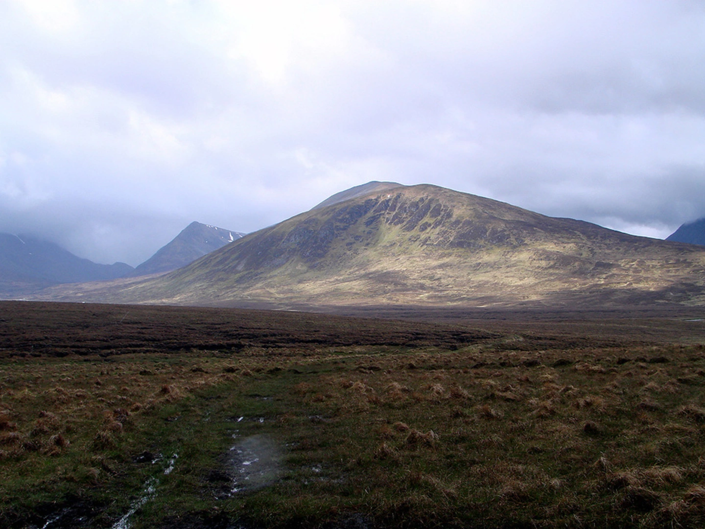 An image depicting the trail Geal - Chàrn - Alder and its surrounding area.