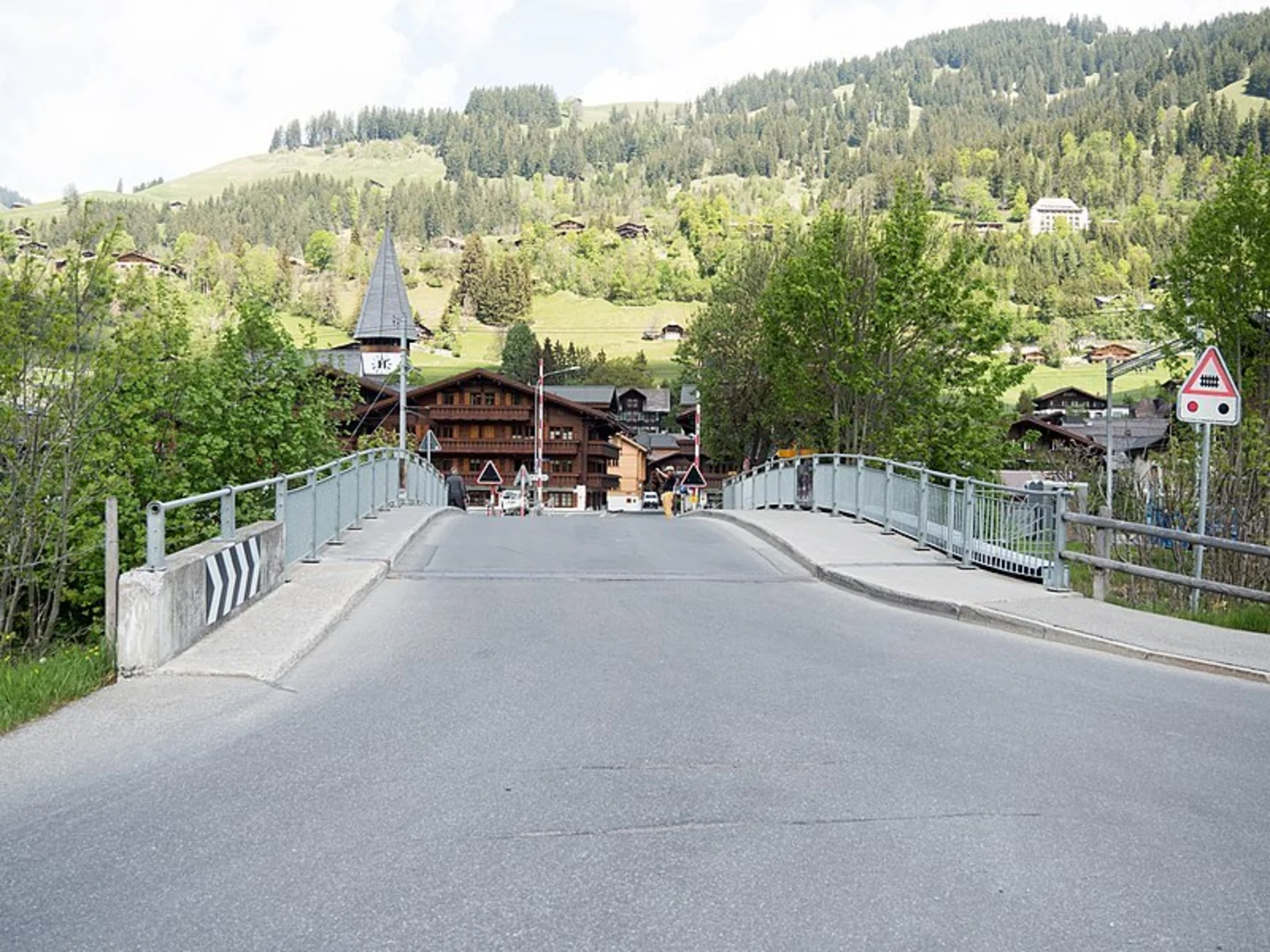 An image depicting the trail Saane-Gstaad and its surrounding area.