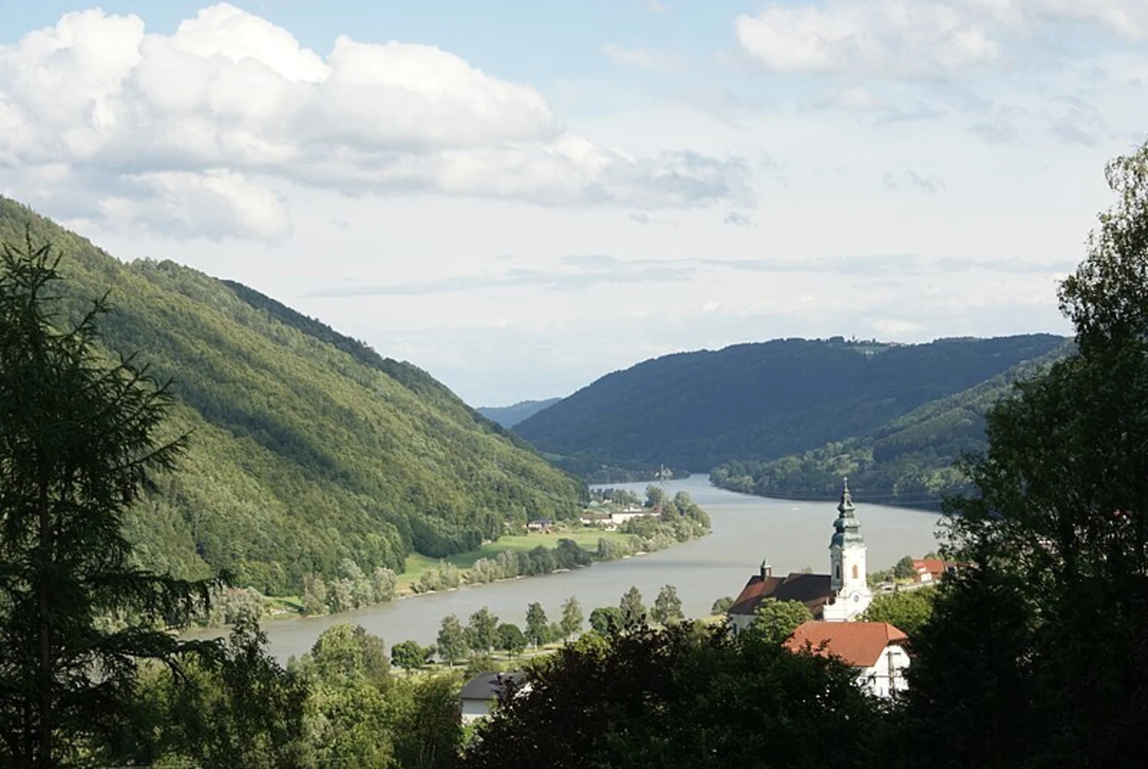 An image depicting the trail Engelhartszell World Cultural Heritage Loop Path and its surrounding area.
