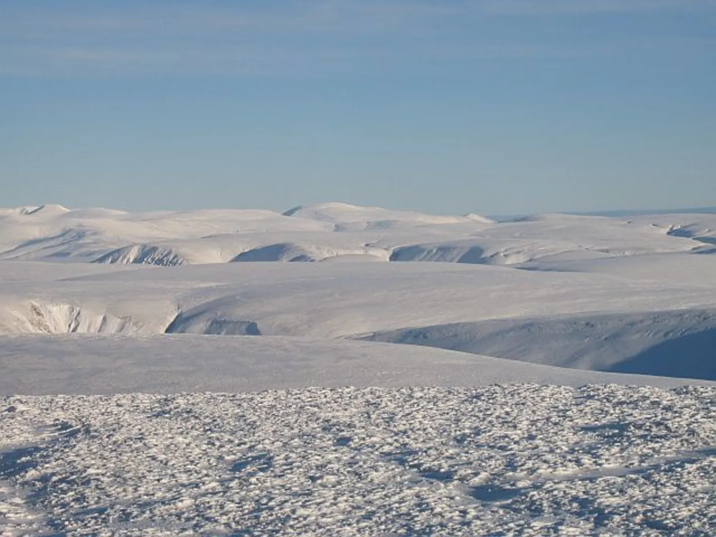 An image depicting the trail Càrn na Caim via South Top and its surrounding area.