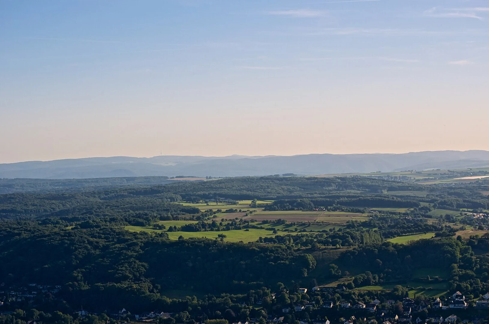 An image depicting the trail Oberwinterer Rundwanderweg and Rund um Wachtberg and its surrounding area.