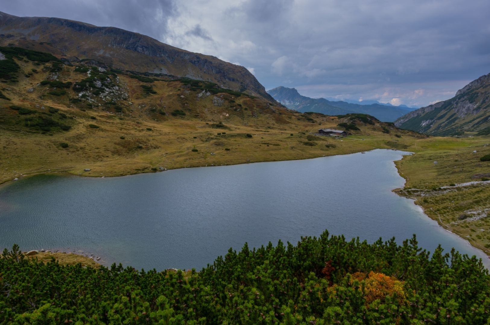 An image depicting the trail From the Vögeialm to the Oberhüttensee and its surrounding area.