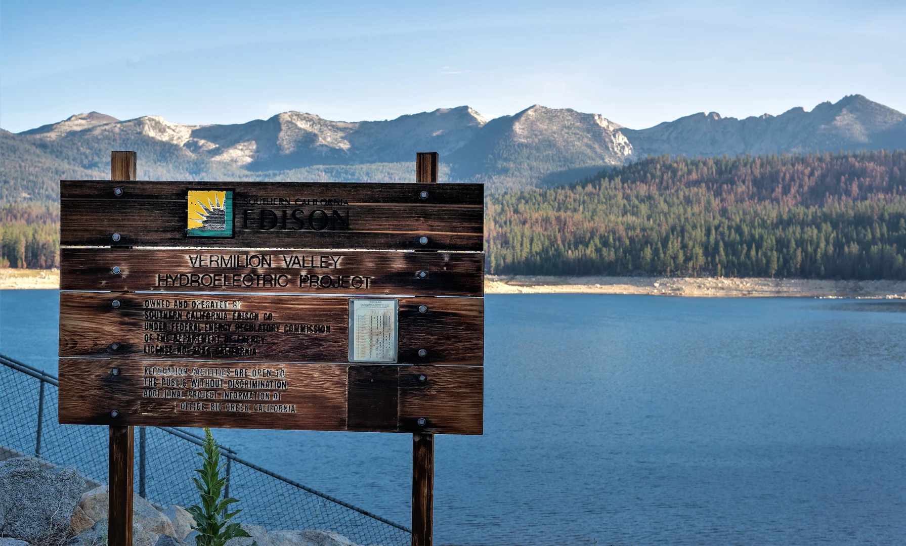 An image depicting the trail Lake Thomas A Edison and John Muir Trail and its surrounding area.