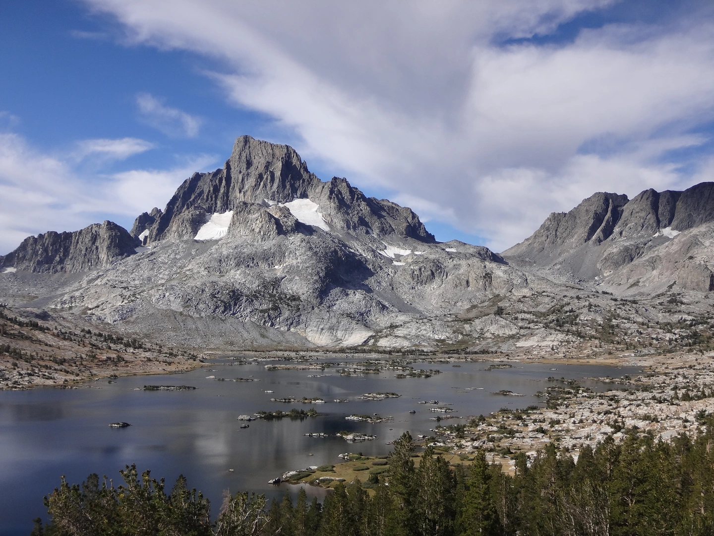 An image depicting the trail Lake Catherine via Rush Creek Trail and its surrounding area.