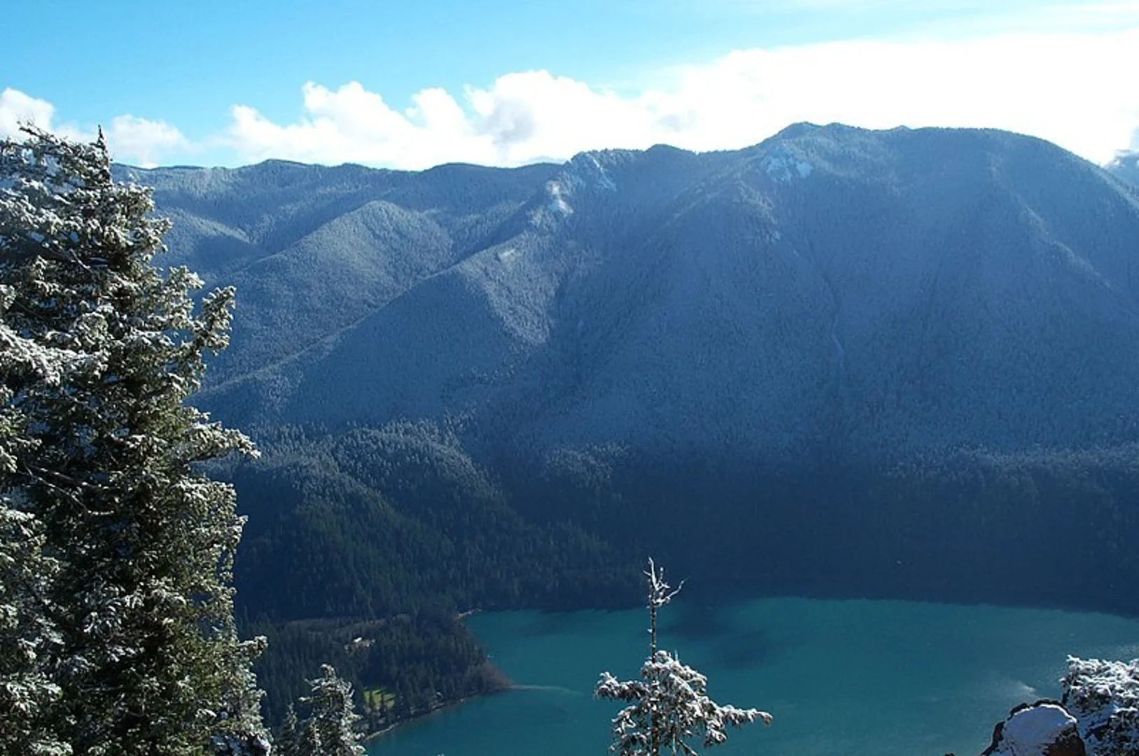 An image depicting the trail Pyramid Mountain Trail and its surrounding area.
