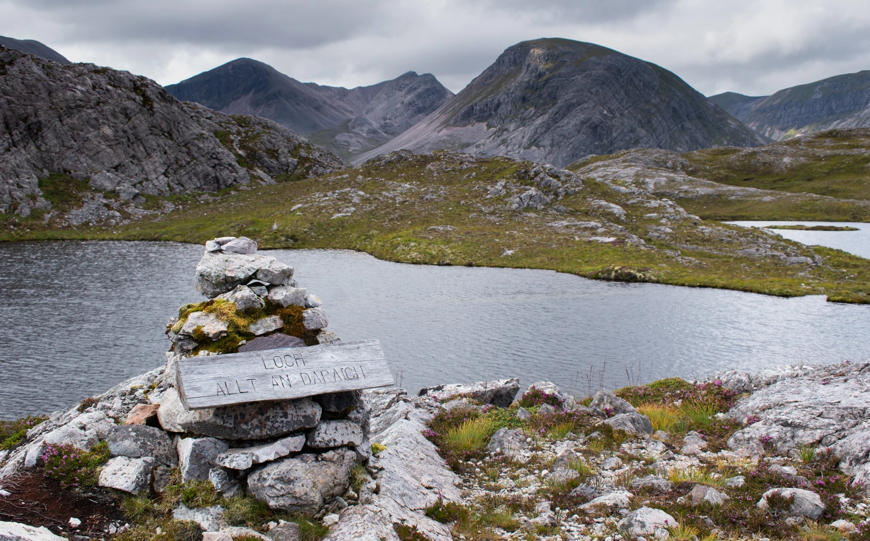 An image depicting the trail Rubha Beag, Meall Leac an Fhaobhair and Loch Dubh Geodhachan Tharailt Loop and its surrounding area.