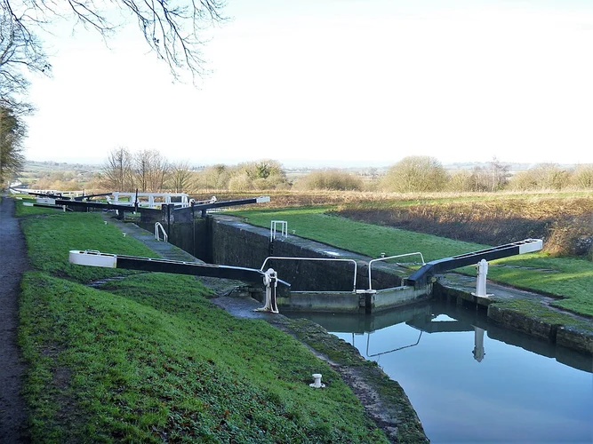 Cean Hill Locks and Newlands Wood via Quakers Walk