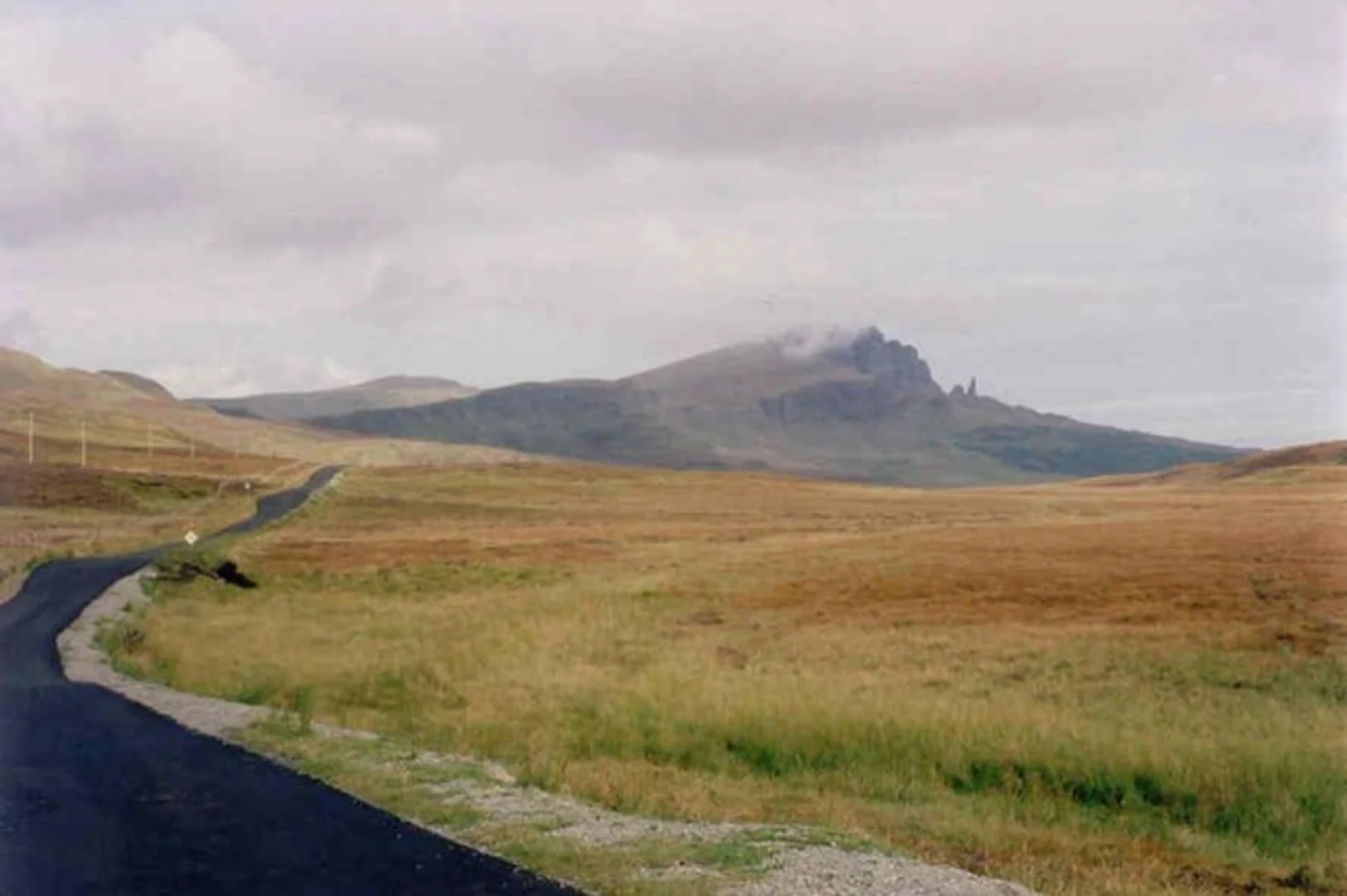 An image depicting the trail The Trotternish Ridge and its surrounding area.