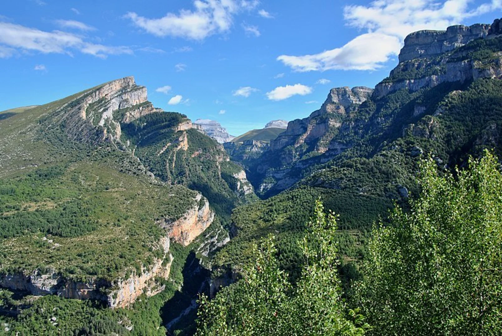 An image depicting the trail Puente de San Urbez loop from Vió and its surrounding area.