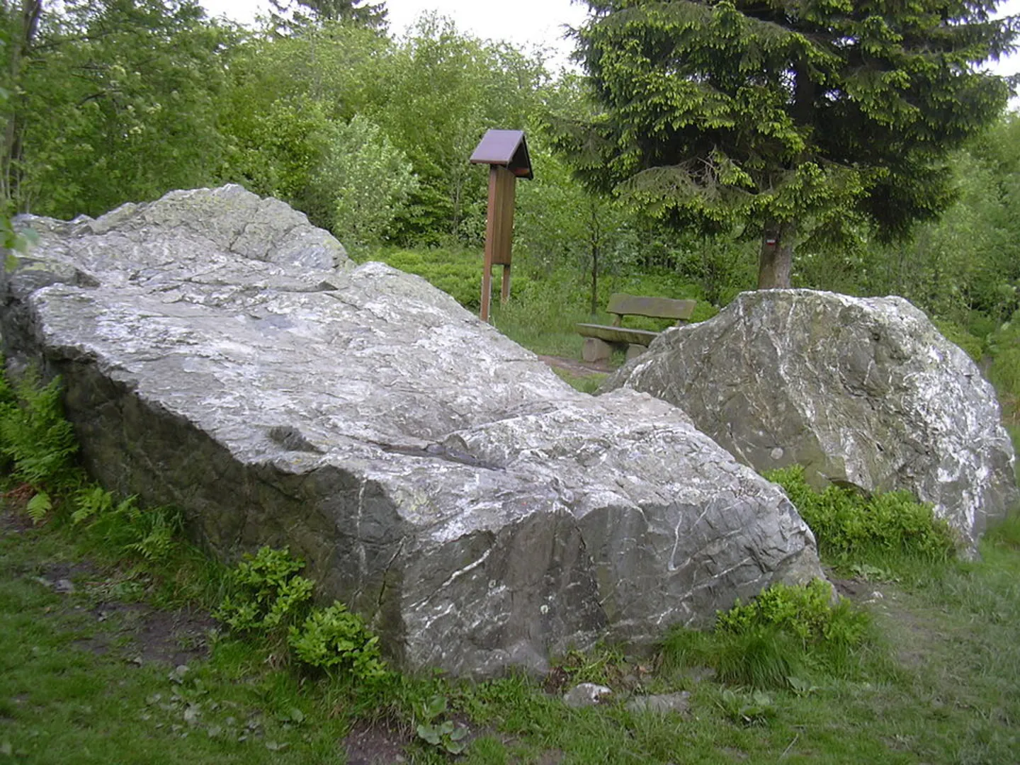 An image depicting the trail Eifelblick Mutzenich Steling and Kaiser Karls Bettstatt Loop via In den Stecken and its surrounding area.
