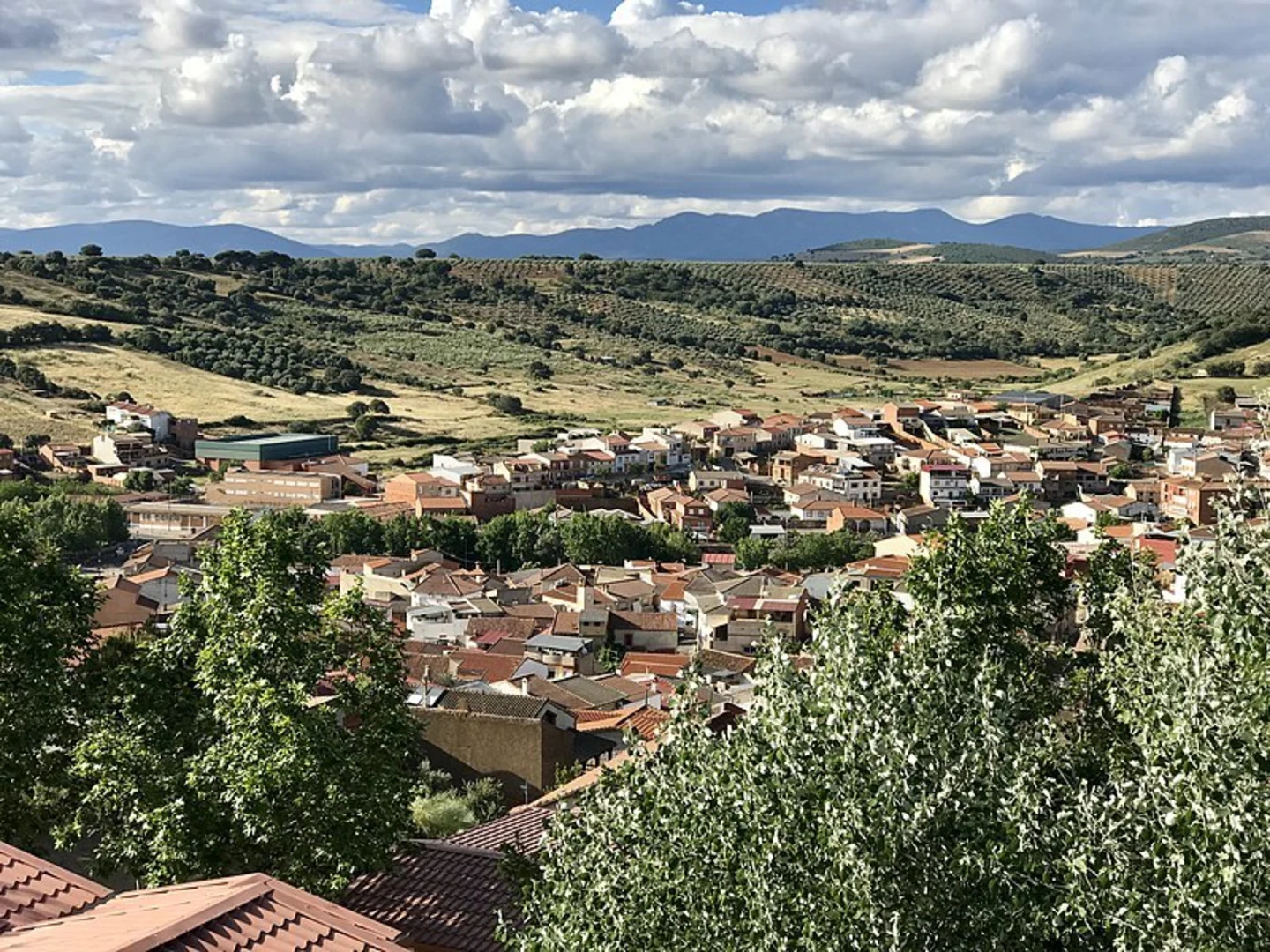 An image depicting the trail Ruta de Plaza de los Moros and its surrounding area.
