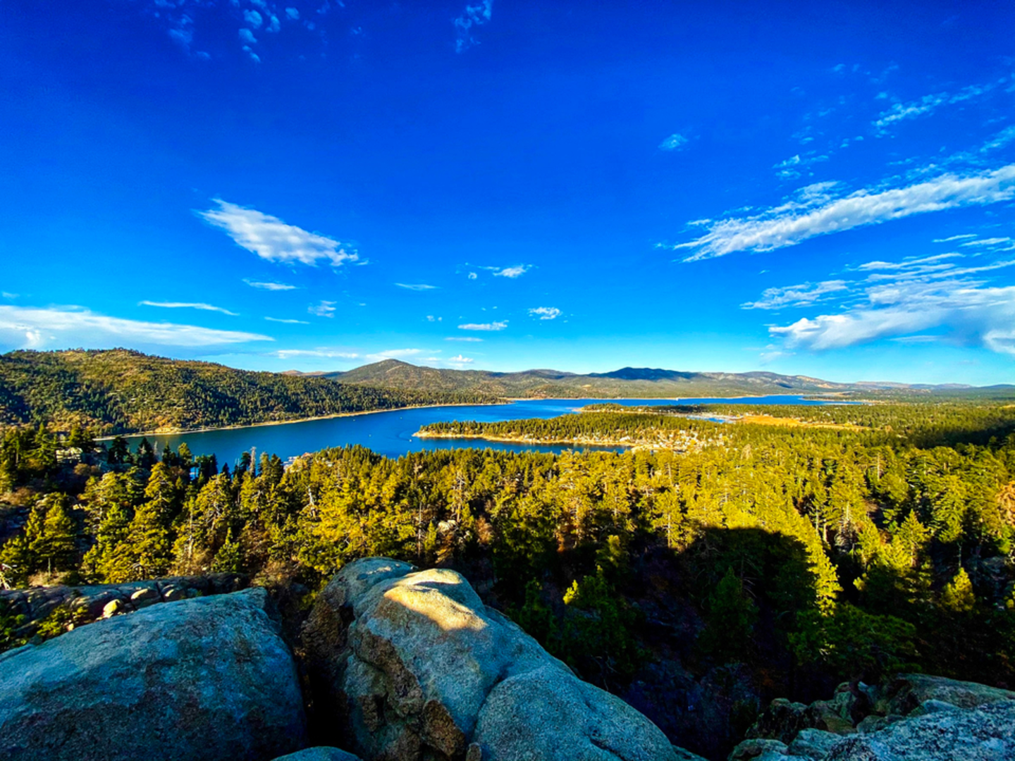 An image depicting the trail Round, Silver and Big Bear Lake Loop and its surrounding area.