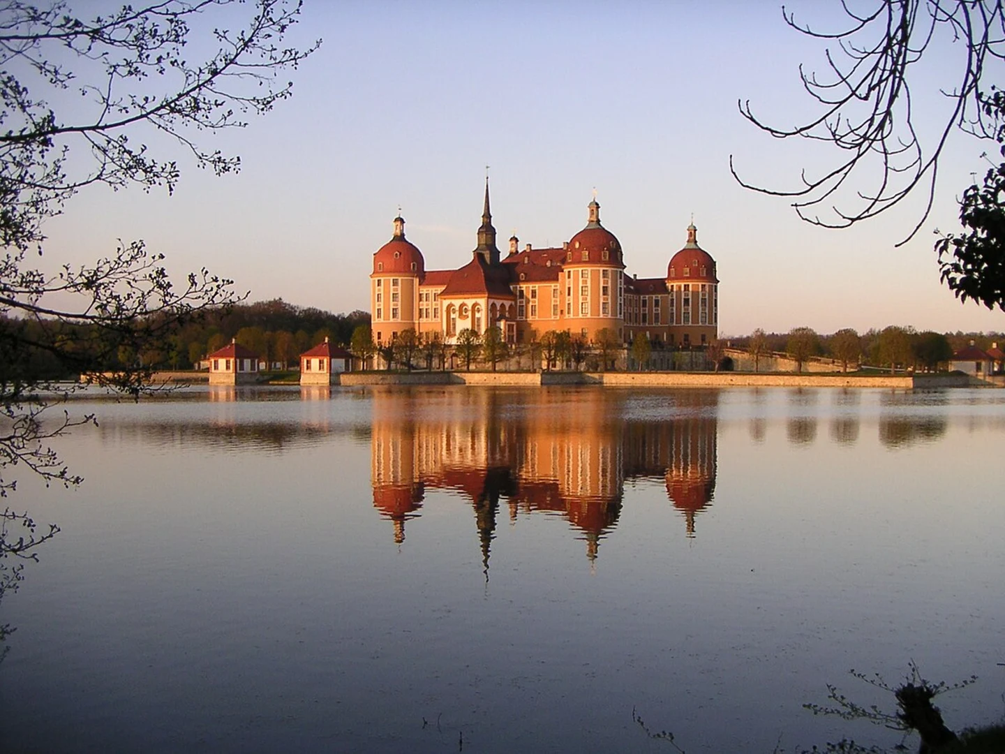 An image depicting the trail Grossteich and Schlossteich via Lehrpfad Moritzburg and its surrounding area.