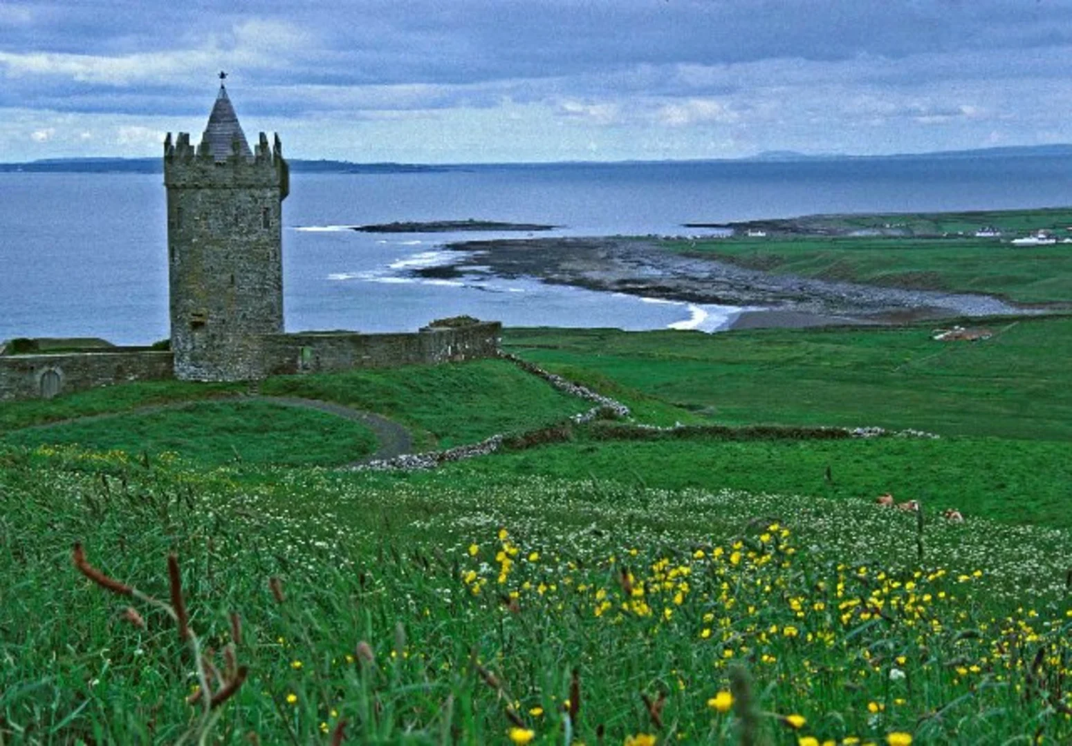An image depicting the trail Doolin Cliff Walk and its surrounding area.