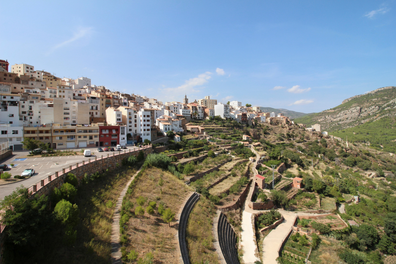 An image depicting the trail Cami de la Fogenta PR CV 326 and its surrounding area.