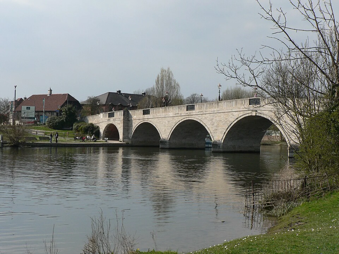 An image depicting the trail Chertsey to Charlton Walk and its surrounding area.