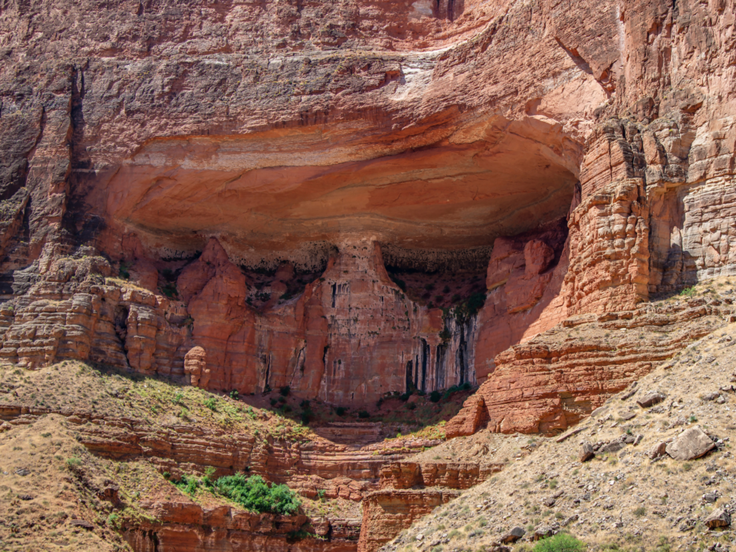 An image depicting the trail Royal Arch Route and Tonto Loop via South Bass Trail and its surrounding area.