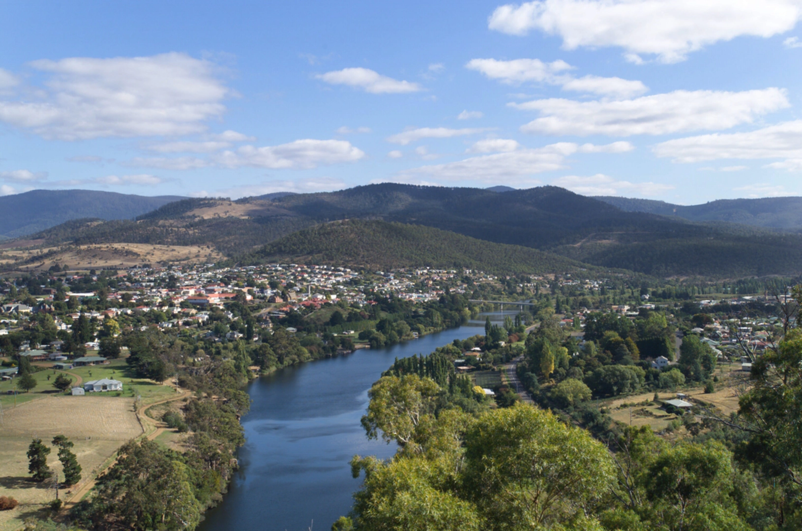 An image depicting the trail Derwent Cliffs Walk and its surrounding area.