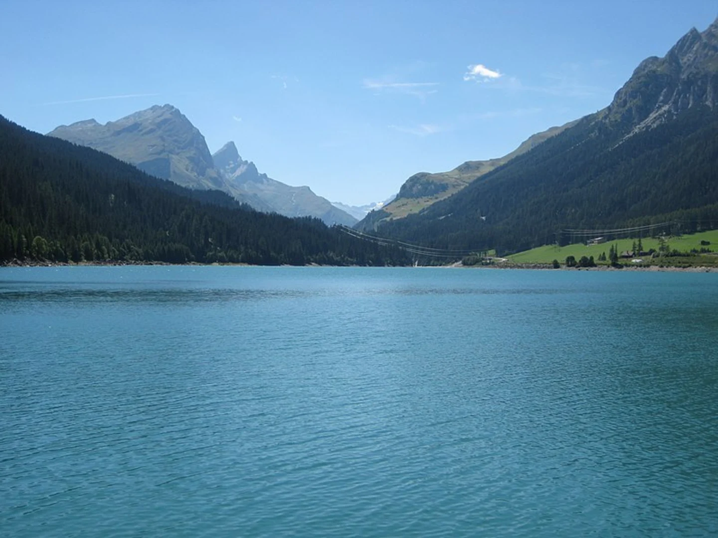 An image depicting the trail Sufnersee and Suretta Valley Loop Trail and its surrounding area.