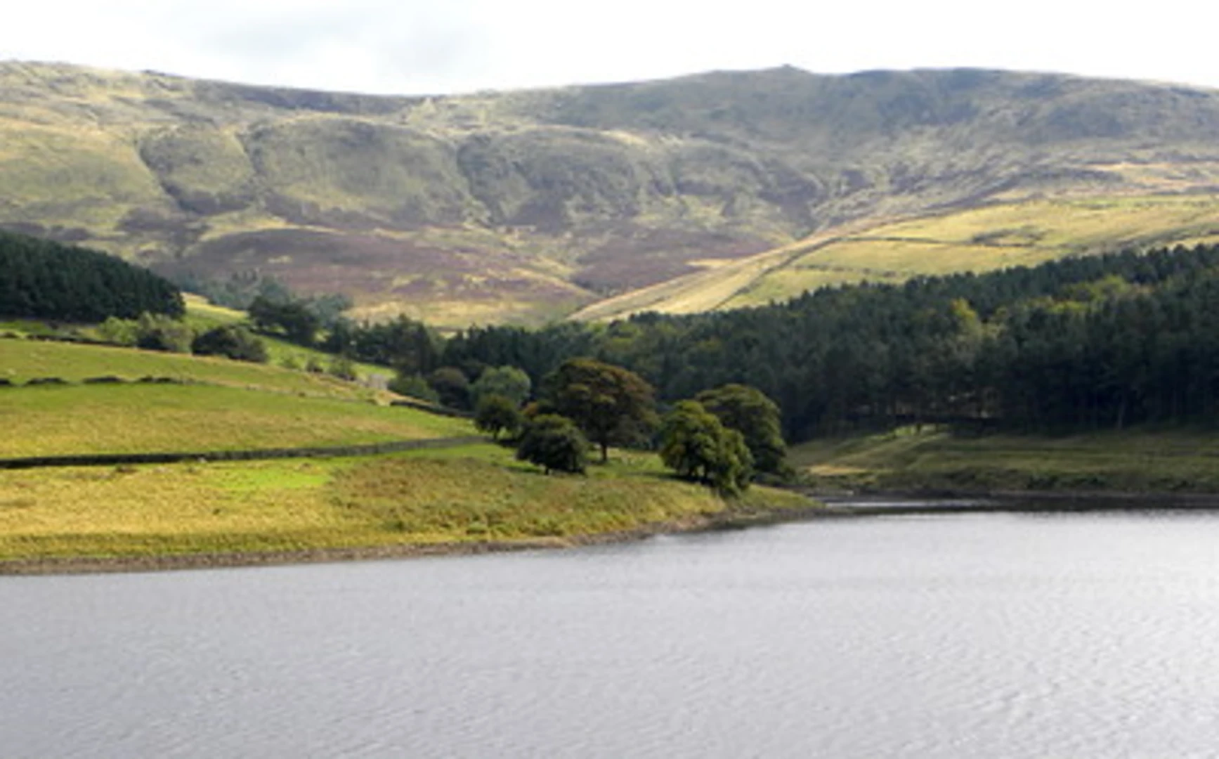 An image depicting the trail Kinder Reservoir, Kinder Downfall, Kinder Low and South Head Loop - Hill Houses and its surrounding area.