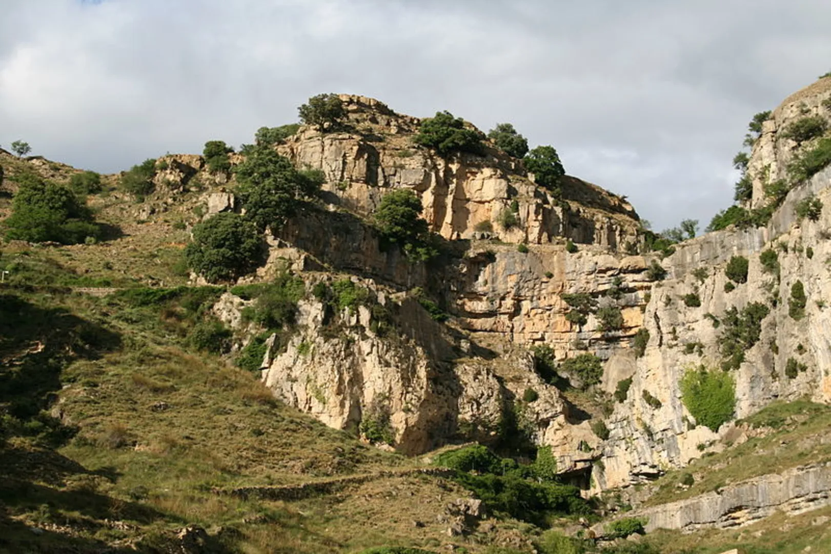 An image depicting the trail Camí dels Geladors PR CV 127 and its surrounding area.