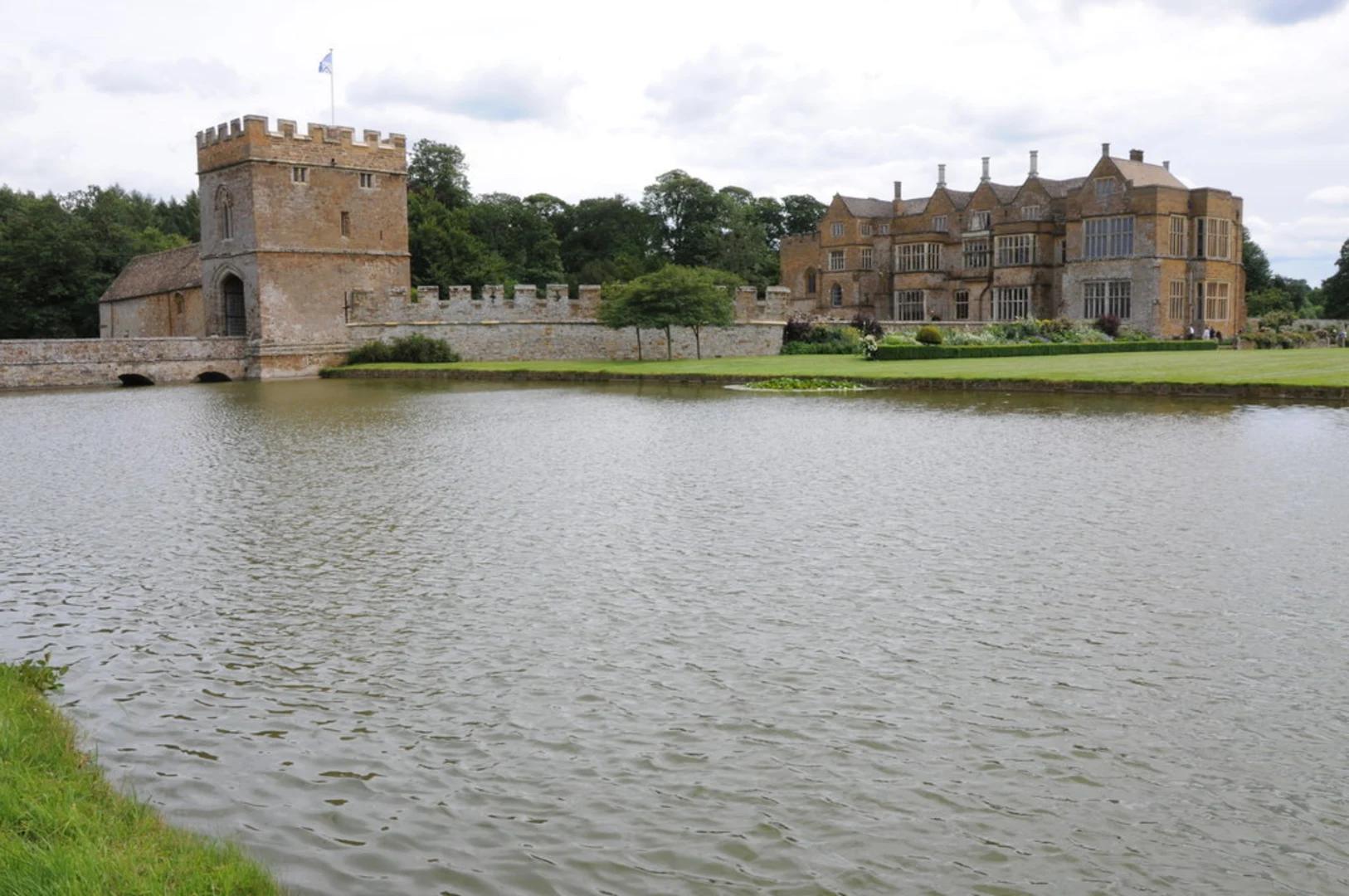 An image depicting the trail Broughton Castle and its surrounding area.