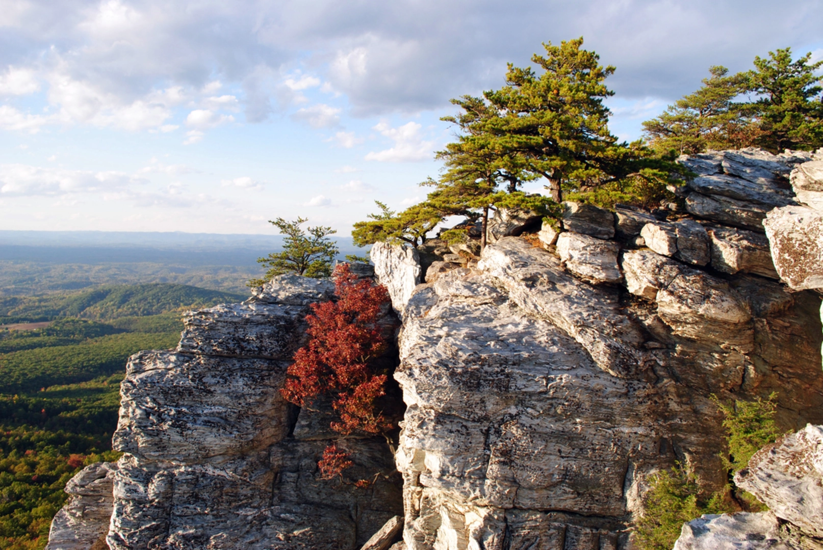 An image depicting the trail Hanging Rock Trail and its surrounding area.
