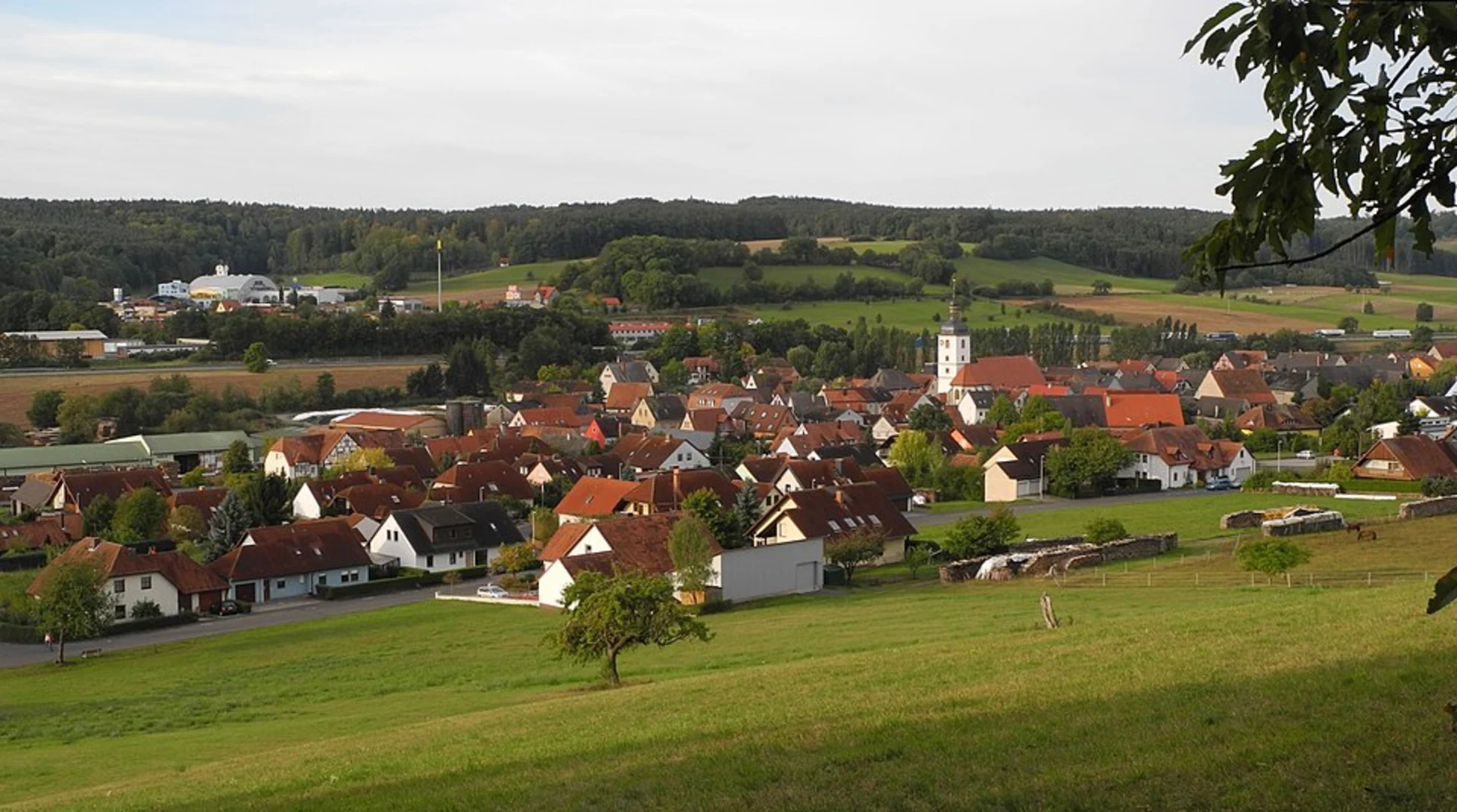 An image depicting the trail Geiselwind to Graefenneuses via Rundwanderweg G1 and its surrounding area.