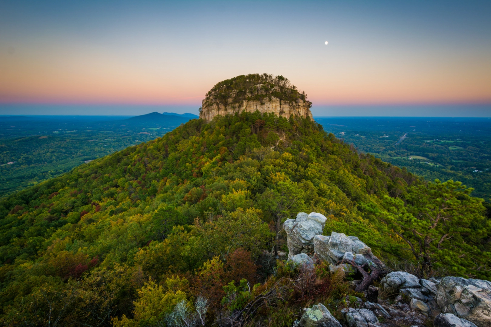 An image depicting the trail Pilot Mountain via Jomeokee Trail and its surrounding area.