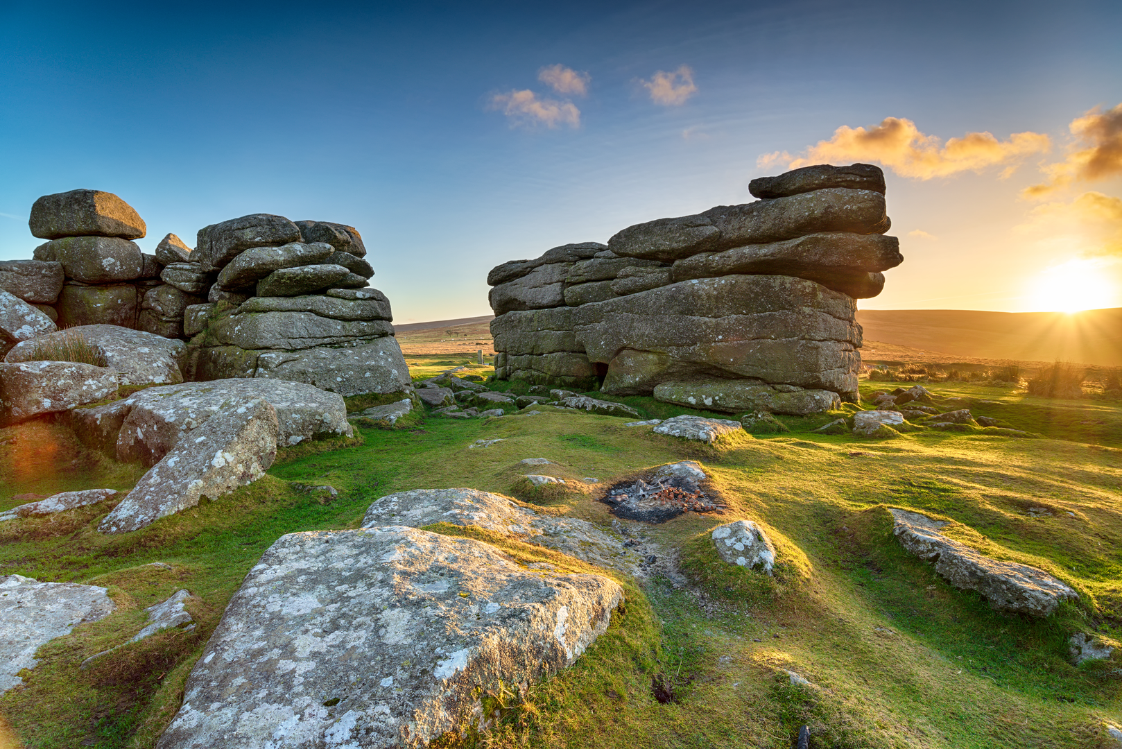 An image depicting the trail Combestone Tor to Aune Head and its surrounding area.