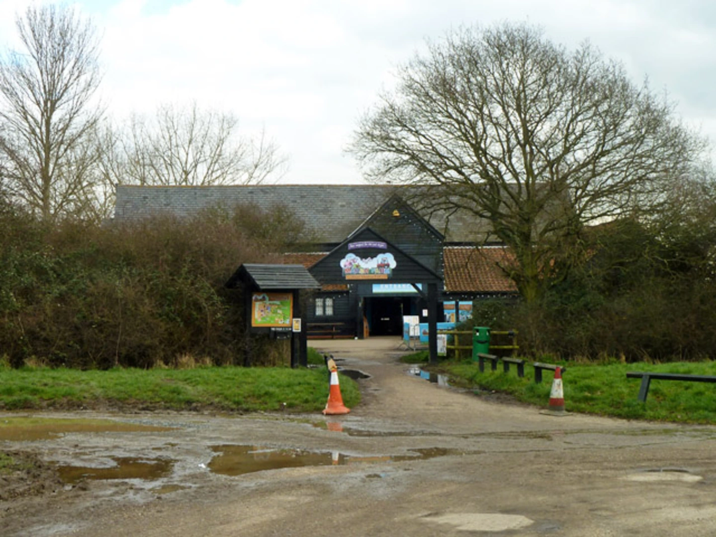 An image depicting the trail Marsh Farm Country Park Long Loop and its surrounding area.