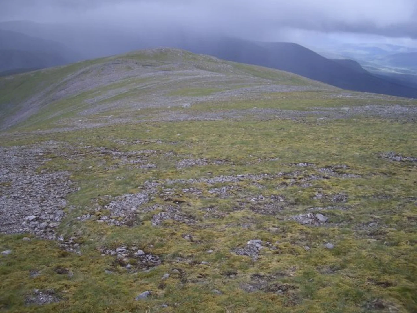 An image depicting the trail Beinn Èibhinn via Diollaid A' Chairn and its surrounding area.